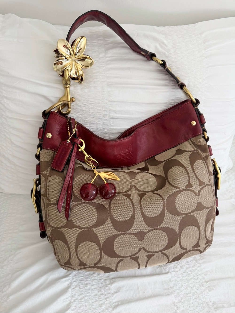 vintage  Coach Zoe Shoulder Bag w/Gold Hardware (Large)